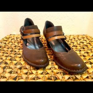 Sweet brand brown leather strappy heels